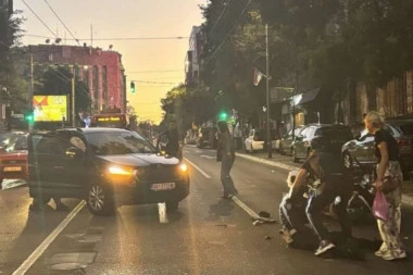 PRVI SNIMCI SA MESTA UDESA U TAKOVSKOJ! Vozilo N1 udarilo policajca na motoru! (FOTO, VIDEO)