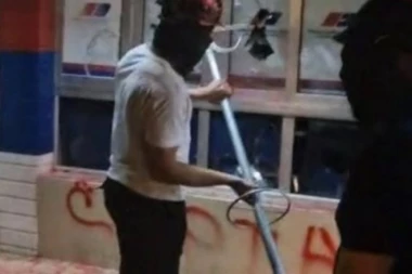 VUČIĆ O BOGDANU JOVIČIĆU: Nosio je čliviluk kojim je razbijao prostorije po celom gradu - svaki građanin bi trebalo da osudi to