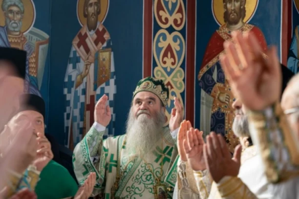 "VERA NIJE ZA ONE KOJI BEŽE OD ISTINE": Važna poruka vladike Davida iz srpskog hrama u Puli