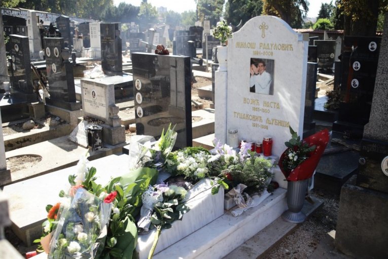 Cveće na grobu Marine Tucaković