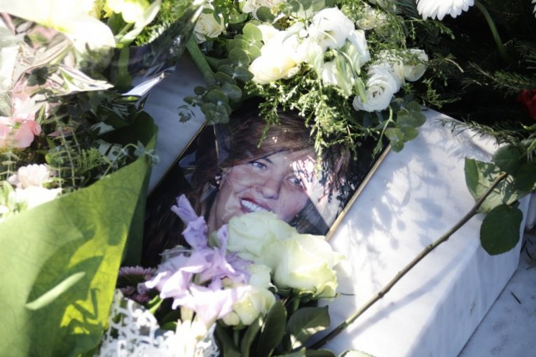 Cveće na grobu Marine Tucaković