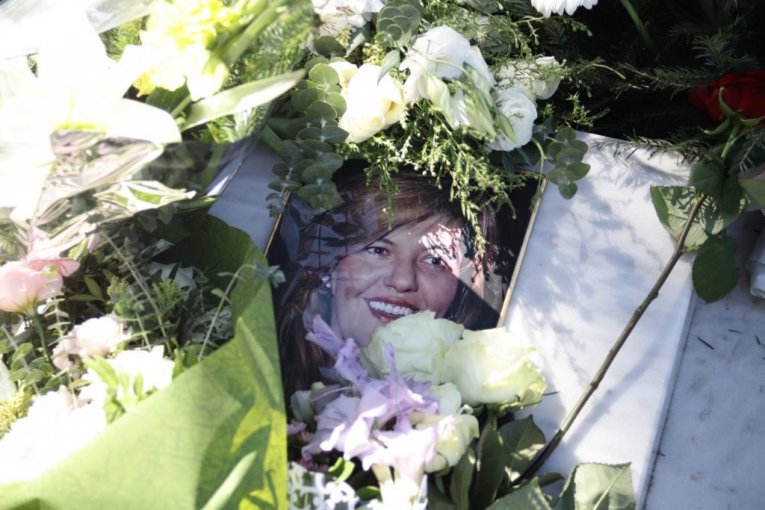 Cveće na grobu Marine Tucaković