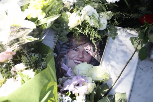 SAMO JEDNA PEVAČICA DOŠLA NA POMEN MARINI TUCAKOVIĆ! Godinama je nismo videli!