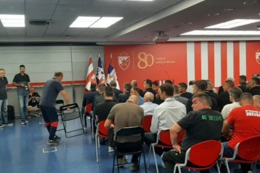 KOMEMORACIJA DEJANA MILOVANOVIĆA: Iako danas ima večiti derbi, ON je prvi stigao da oda počast legendi! (VIDEO)