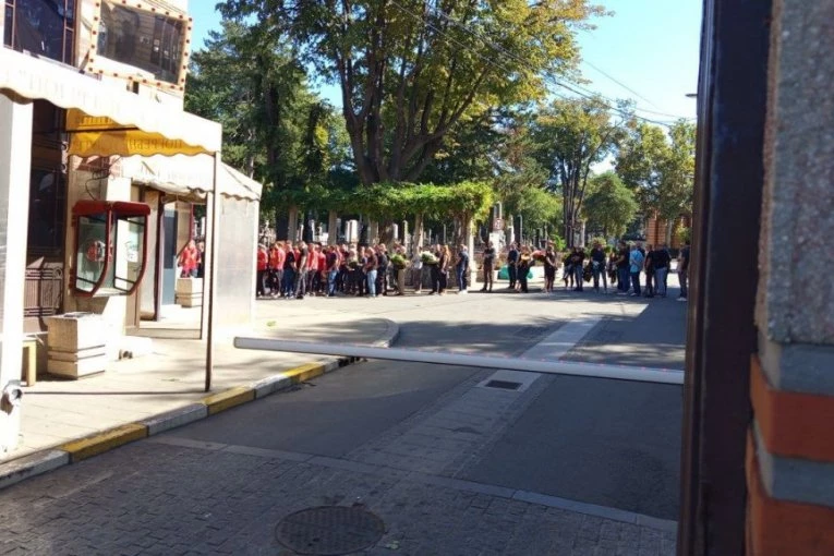TUGA DO NEBA: Ko su momci u crvenim majicama na sahrani Dejana Milovanovića (VIDEO)