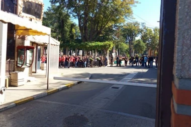 TUGA DO NEBA: Ko su momci u crvenim majicama na sahrani Dejana Milovanovića (VIDEO)