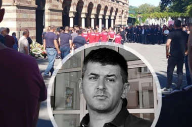 POTRESNE SCENE NA NOVOM GROBLJU: Ljudi JEDVA STOJE NA NOGAMA na početku opela na sahrani Dejana Milovanovića! (FOTO)