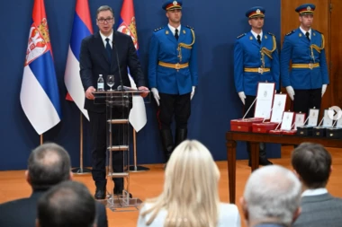 "ŽIVELO NARODNO JEDINSTVO"! Vučić se oglasio moćnom porukom posle odlikovanja: "JEDINSTVENI POD ZASTAVOM KOJA SE VIJORI..."! (FOTO)