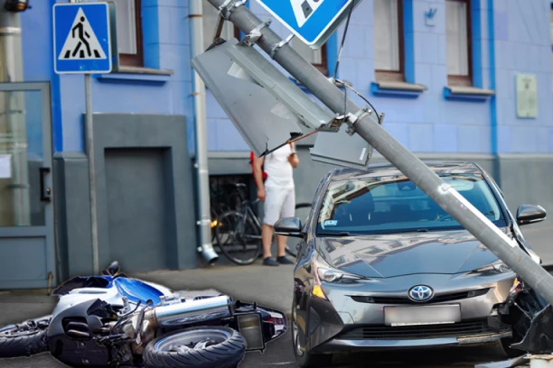 PIJANI VOZAČI IZAZVALI DVA UDESA! Dve osobe teško povređene: Jedan blokirao put motociklisti, drugi se zakucao u SEMAFOR!