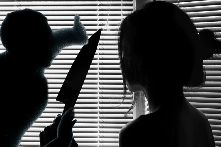 POZNATO ZAŠTO JE MUŠKARAC UBODEN NOŽEM U STOMAK U NOVOM PAZARU! Posvađao se sa mnogo mlađom devojkom oko OVE STVARI, pa ona nasrnula na njega!