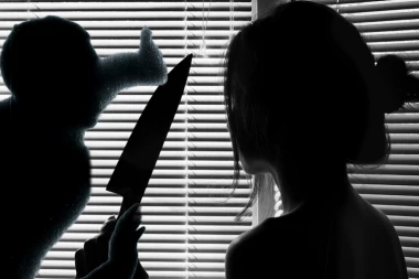 POZNATO ZAŠTO JE MUŠKARAC UBODEN NOŽEM U STOMAK U NOVOM PAZARU! Posvađao se sa mnogo mlađom devojkom oko OVE STVARI, pa ona nasrnula na njega!