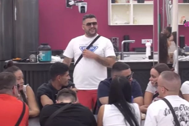 "PRIMILA JE POSLE TRI SATA": Asmin BRUTALNO ponizio Sunčicu, pa potkačio Luku: "Ušao je sa poluinformacijama"! (VIDEO)