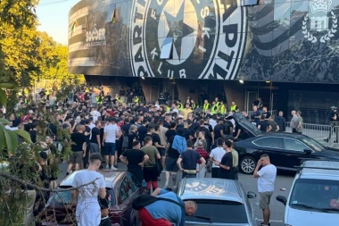 VELIKA GUŽVA U HUMSKOJ: Na stadion stigli i navijači Zvezde, crveno-beli će imati gromoglasnu podršku! (VIDEO)