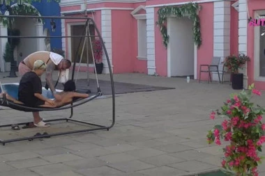 MANIJAČE JEDAN! Janjušu se DIGAO pritisak zbog gole Maje, pipkao joj vrelu zadnjicu, ona vrištala! (VIDEO)