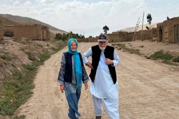 SEDAM MESECI PAKLA: Stariji bračni par preživeo golgotu talibanskog zatvora - dali izjavu po povratku u zemlju! (VIDEO)