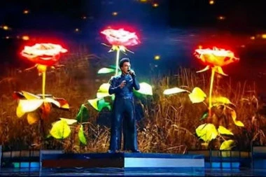 EMOTIVNO! Slobodan Trkulja izveo "Tri ružice" na Interviziji, a pesma nosi VELIKU PORUKU!