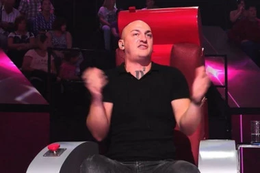 "NE ZNAŠ DA PEVAŠ, NE ŽELIM DA MI BUDEŠ MENTOR": Takmičar ŽESTOKO ponizio Desingericu, ČITAV STUDIO OSTAO U ŠOKU! (VIDEO)