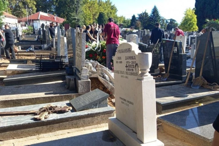 TRI GROBA NE BI BILA DOVOLJNA: Jedan detalj sa sahrane Dekija Milovanovića zauvek će ostati urezan u sećanje! (FOTO)