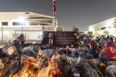 AMERIKA ISPRAĆA ČARLIJA KIRKA KAO HEROJA! Desetine hiljada ljudi već stigle na komemoraciju (FOTO)