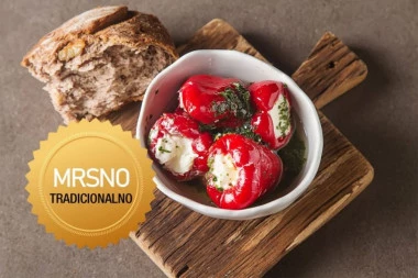 RECEPT ZA BAKINE PAPRIKE PUNJENE SIROM KOJI SE PRENOSI GENERACIJAMA: Ovo jednostavno starinsko jelo osvaja ukusom i budi sećanja iz detinjstva