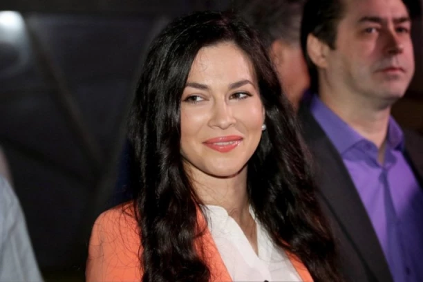 MARIJA PETRONIJEVIĆ rodila je treće dete u 39. godini, a izgleda da na tom broju nema nameru da se zaustavi!