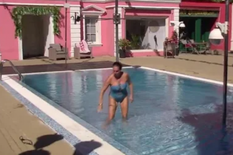 Elita 9 Janjuš i MIlena Kačavenda se kupaju u bazenu