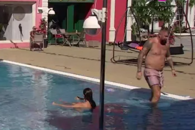 Elita 9 Janjuš i MIlena Kačavenda se kupaju u bazenu