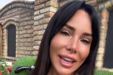 SRAMOTNO! Aleksandra Subotić polugola pred ocem i ćerkom, uvila se samo u papir!