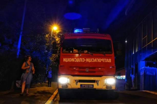 POŽAR U STANU U CENTRU BEOGRADA! Vatrogasci na licu mesta! (VIDEO)