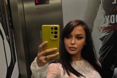 ALEKSANDRA MLADENOVIĆ ČASTILA FANOVE ZAVODNIČKOM FOTKOM! Pevačica nasmejaa sve ovom izjavom! (FOTO)