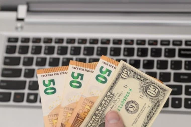 BOSANCU NA RAČUN GREŠKOM LEGLO SKORO MILION EVRA! Čim je prijavio BANCI - desila se opšta HAVARIJA, DA LI JE OVO MOGUĆE?