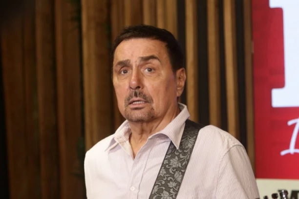 ŠOK! Momci sa maskama uleteli na koncrt Dragana Kojića Kebe! (VIDEO)