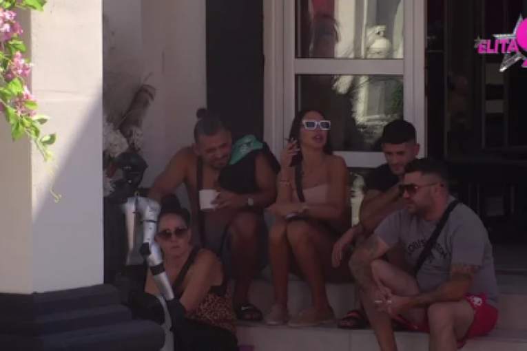 Robot Toša razgovara sa ukućanima