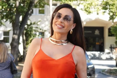 CECA PROŠETALA U SVILI, BEZ BRUSA! Uletela na Grand u cipelama od 1.200 EVRA, prvi put progovorila o vestima da se SELI iz vile na Dedinju! (VIDEO)