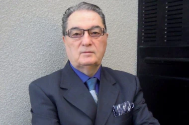 OVAKO SADA IZGLEDA GENERAL NEBOJŠA PAVKOVIĆ: Posle sletanja u Beograd sanitetom prebačen na VMA (FOTO)