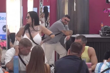 "ZABORAVIO JE ČIJA JE PRIKOLICA": Sara ZAKUCALA Bebicu za dno, pale ŽESTOKE reči!