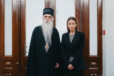 "SPC VEKOVIMA PREDSTAVLJA STUB BAŠEG DUHOVNOG I NACIONALNOG BIĆA" - Adrijana Mesarović se susrela sa mitropolitom bačkim Irinejem