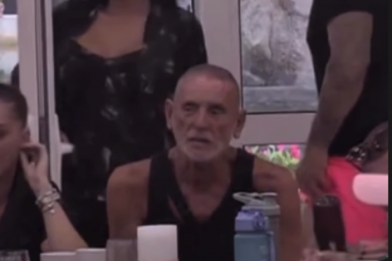 Lukini skriveni pogledi upućeni Maji