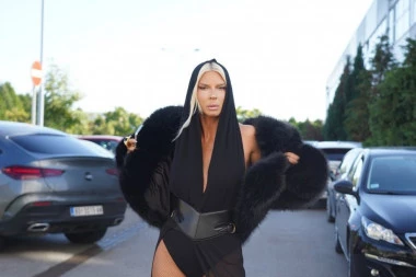 KARLEUŠA SVA U CRNOM NA SNIMANJU "PINKOVIH ZVEZDA": Sevnula joj izvajana zadnjica, svima pale vilice (VIDEO)