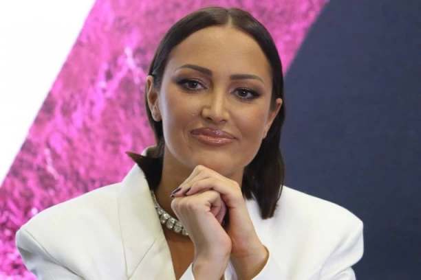 PRIJA NIKAD ZGODNIJA: Nedavno donela ćerku Ariju na svet, a već zategnuta kao praćka - ovo je njena tajna!