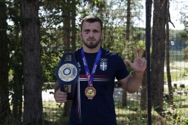 POJAVIO SE SNIMAK IZ ZAGREBA: Evo šta je tačno uradio Aleksandar Komarov, a zbog čega Hrvati pucaju od muke (VIDEO)