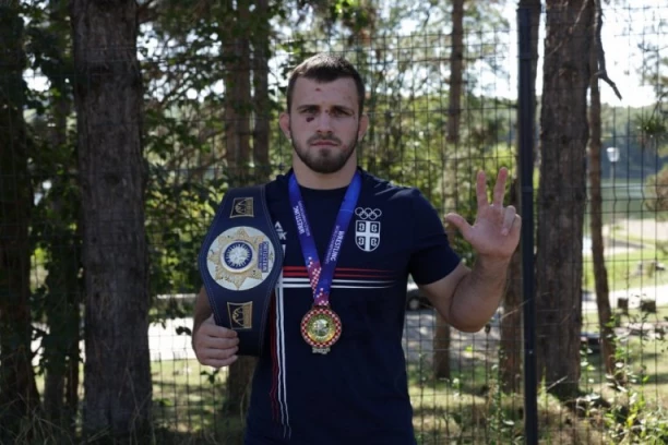 POJAVIO SE SNIMAK IZ ZAGREBA: Evo šta je tačno uradio Aleksandar Komarov, a zbog čega Hrvati pucaju od muke (VIDEO)