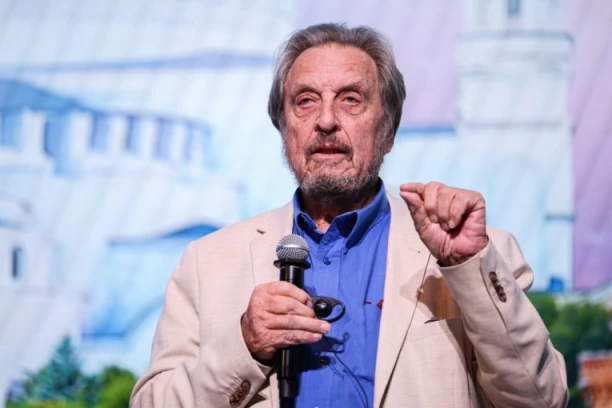 MRAČNE TAJNE PORODICE MASK: Otac milijardera optužen za polno zlostavljanje dece