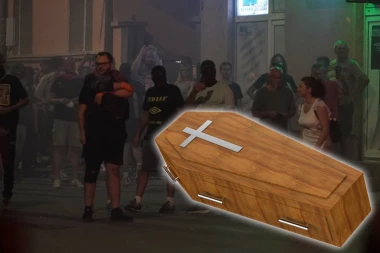 MRTVAČKI SANDUK UMESTO DIJALOGA! Blokaderi na Voždovcu priredili morbidnu scenu ispred SNS - pretnje i mržnja postali njihov zaštitni znak! (VIDEO)