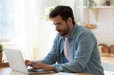 PLAĆA SE U DOLARIMA, A RADITE IZ SRBIJE: Transkripcija audio snimaka - posao za sve koji brzo kucaju