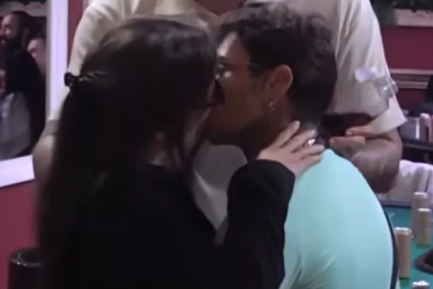 CELA "ELITA" ODLEPILA ZA FILIPOM ĐUKIĆEM: Zauzeta učesnica mu slala TAJNE SIGNALE dok se on LJUBIO sa drugom - biće OTIMANJA! (VIDEO)