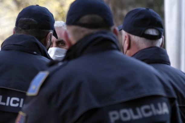 STRAVIČAN SUDAR PUTNIČKOG KOMBIJA I KAMIONA! Žena poginula na mestu, osam teško povređenih!