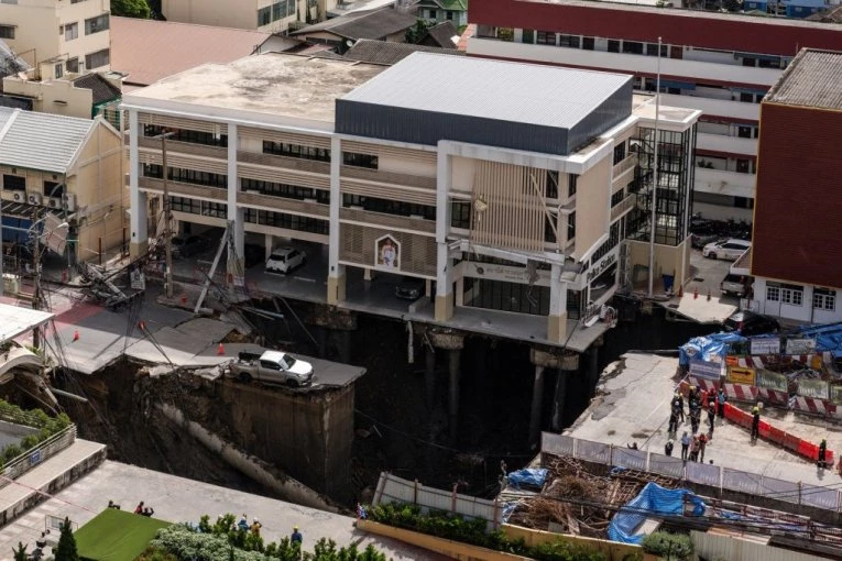 URUŠIO SE PUT ISPRED BOLNICE, NAPRAVIO SE KRATER DUBINE 50 METARA! Rupa gutala automobile, bandere, LJUDI U PANICI! (FOTO, VIDEO)