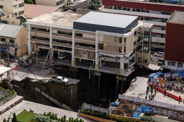 URUŠIO SE PUT ISPRED BOLNICE, NAPRAVIO SE KRATER DUBINE 50 METARA! Rupa gutala automobile, bandere, LJUDI U PANICI! (FOTO, VIDEO)