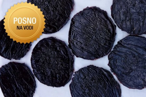 ŠLJIVKO - NAJSTARIJI SRPSKI KOLAČ SE VRAĆA NA TRPEZE: Zaboravljena, zdrava poslastica od samo dva sastojka krasila je domove naših predaka